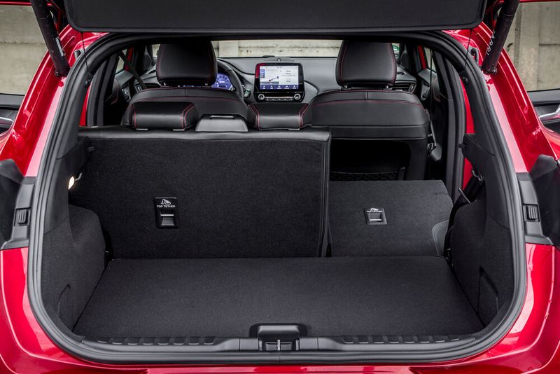 Neu ist auch das Kofferraumkonzept. Unter dem recht großzügigen Laderaum liegt eine zusätzliche Staubox. (Ford)