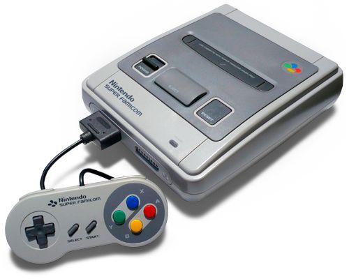 Mit dem Super Famicom, im Westen besser bekannt als das Super NES, drang Japan am 21. November 1990 ins 16-Bit-Zeitalter vor. Nachdem Game Boy und NES den Weltmarkt effektiv dominiert hatten, lieferte sich die auf einer Ricoh 5A22 16-Bit-CPU basierende Heimkonsole von Nintendo einen erbitterten Konsolenkrieg mit dem Sega Mega Drive / Genesis. Der Hauptprozessor war mit 3,58 MHz vergleichsweise langsam getaktet, zahlreiche Zusatz-Chips auf den Spiele-Cartridges sorgten aber für für damalige Verhältnisse beeindruckende Grafik-Effekte. (Bild: By Pippi, derivative work: AlphathonTM (Super_Famicom_JPN.jpg), via Wikimedia Commons)
