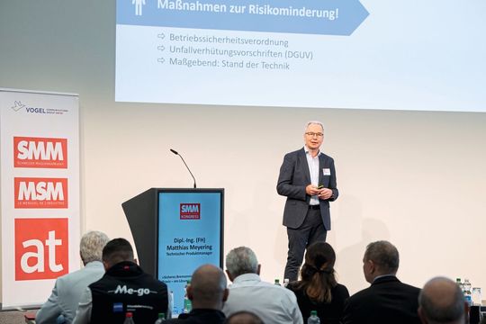 Matthias Meyering, Technischer Produktmanager der Stöber Schweiz AG, zeigte auf, wie das Sicherheitsmodul «SX6» Masstäbe für die Sicherheitsanforderungen an das Bremsenmanagement bei schwerkraftbelasteten Achsen setzt.(Bild:  Thomas Entzeroth)
