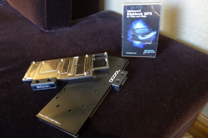 Den Alphacool Eisblock GPX gibt es auch mit einem POM Deckel. Beide Versionen werden mit Backplate ausgeliefert. (Bild: IT-BUSINESS)