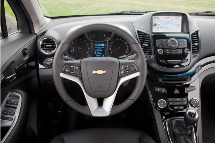 Ein komfortables Reisen gewährleistet die LTZ-Ausstattung, zu der 18-Zoll-Leichtmetallräder, ein Navigations- und Audi-System mit Sieben-Zoll-Display, SD- und USB-Schnittstelle, Rückfahrkamera, Lederausstattung, Sitzheizung und elektrischem Glas-Hub- und Schiebedach sowie eine Bluetooth-Freisprecheinrichtung gehören. (Chevrolet)