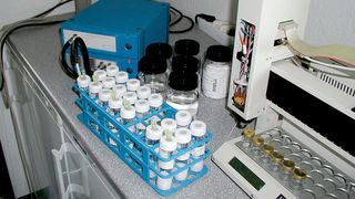 Abb.1: Sensor-Array bei Vermessung von Laborproben, Headspace-Sampler. (Archiv: Vogel Business Media)