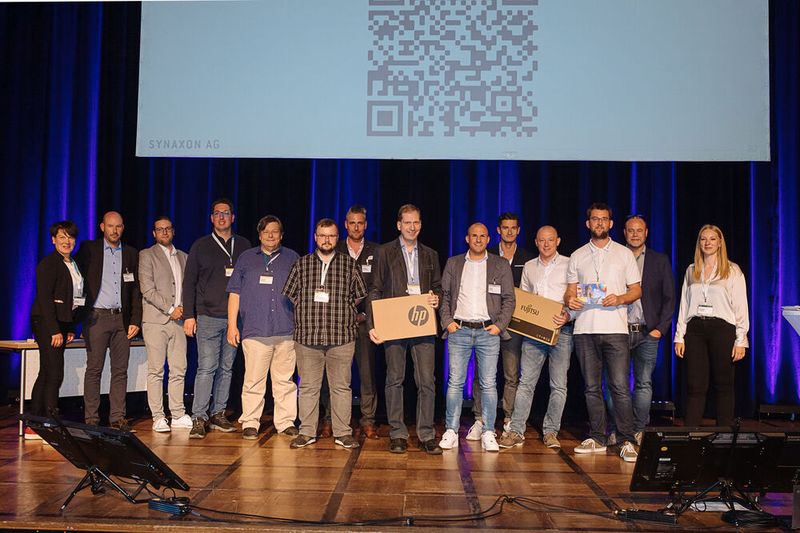 Glückliche Gewinner der Gewinnspiele der Sponsoren-Partner APC, Cisco/Plactel, Fujitsu und HP.  (Bild: Astrid Piethan Fotografie)