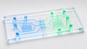 Besonders bei Point-of-Care- und Lab-on-a-Chip-Anwendungen übernimmt das Consumable eine aktive Funktion im Nachweisprozess. (Bild: KI-generiert / Gemini)