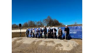 Spatenstich für das Yexio-Rechenzentrum in Dorfen (v. l.): Thomas Kirchberger (Niederlassungsleiter NL Building München, HOCHTIEF Infrastructure GmbH), Christoph Dümpelmann (Niederlassungsleiter NL High-Tech Projects, HOCHTIEF Infrastructure GmbH sowie Geschäftsführer der Hochtief Data Center Construction GmbH), Eva Lupprian (Senior Manager Project Development, Hochtief Data Center Partner GmbH), Heinz Grundner (1. Bürgermeister Stadt Dorfen), Hubert Aiwanger (Bayerischer Staatsminister für Wirtschaft, Landesentwicklung und Energie), Bernd Holtwick (CFO/COO, Hochtief PPP Solutions), Stephan Küßner (Managing Director, Palladio Partners), Klaus Steiner (Geschäftsführer, Stadtwerke Dorfen GmbH), Sulin Khalid (Projektkoordinatorin, Hochtief Engineering), Martin Bayerstorfer (Landrat Landkreis Erding). (Bild: Paula Breukel)