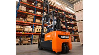 Doosan Industrial Vehicle (DIV) hat seine Ersatzteilversorgung von Belgien nach Halle verlagert. Lesen Sie hier, warum man sich dazu entschlossen hat und welche Vorteile sich für den Kundenkreis daraus ergeben. (Bild: DIV)