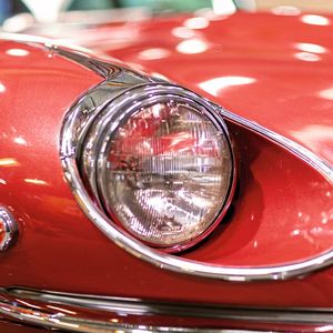 Kenner erkennen es an den Schweinwerfern: der E-Type 2+2 ist ein Exemplar der Serie 2.(Bild:  Julian Salinas)