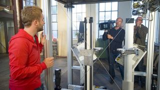 Das „Making of“: Die Jongliermaschine von Lenze spielt im Fernsehen eine Hauptrolle.  (Bild: Lenze)