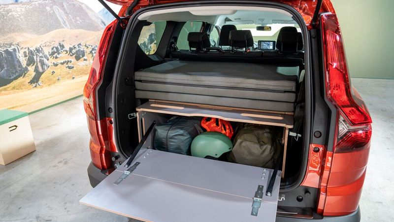 Das Camping-Zubehör soll bald auch in den Showrooms der Händler zu sehen sein. (Bild: Renault)