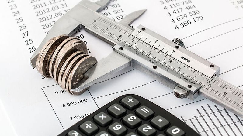 Das sind wohl kaum die richtigen Werkzeuge, um in einer IT-gesteuerten, gegebenfalls manipulireten und kriminell infiltrierten Gesellschaft eine Wirtschaftsprüfung vorzunehmen. Mehr IT, intelligente IT muss her. (Bild:  frei lizenziert:  Steve Buissinne  /  Pixabay)