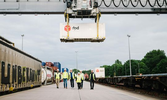 (Erfolgreicher Start des Pilotprojekts: Das DPD Team um Tim Manthey, Simon Nissen, Andreas Thams, Anke Förster, Sven Petters, Tufan Yazici. Bild: DPD)
