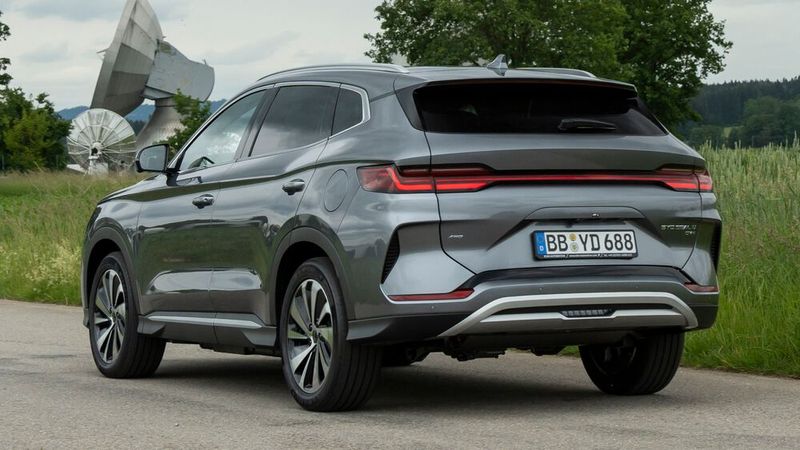 Am Heck des BYD Seal U fällt das durchgehende Rücklichtband mit markanter Grafik ins Auge. (Bild: BYD)