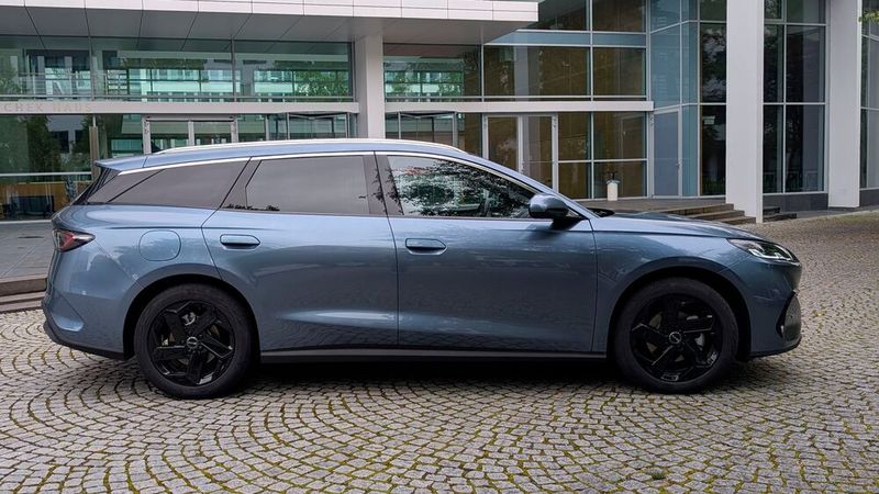 Der BYD Seal 6 DM-i Touring ist 4.8 Meter lang, knapp 1,9 Meter breit und 1,5 Meter hoch. Ausgeliefert wird das Modell mit 18-Zoll-Leichtmetallrädern. (Bild: Mauritz – VCG)