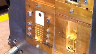 Formeinsätze von WZR bestehen aus technischer Keramik und können die optische Qualität spritzgegossener Kunststoffteile deutlich sichtbar verbessern. (Bild: WZR)