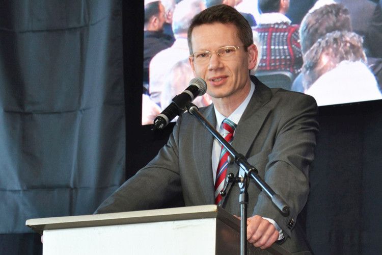 Schweinfurts Oberbürgermeister Sebastian Remelé freut sich über die neue Niederlassung und die damit verbundene Gewerbesteuer. (Foto: MIchel)