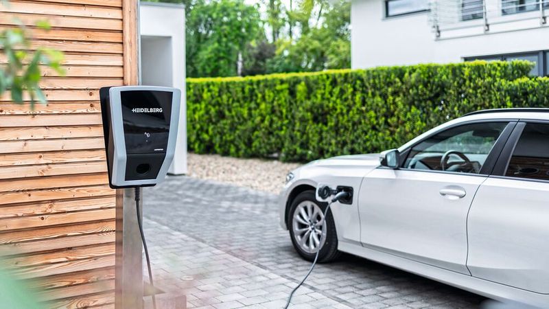 Wer in der Vergangenheit ein E-Auto mithilfe der Umweltprämie erworben hat, hat überwiegend ein hohes Nettoeinkommen. Das zeigen Zahlen des Bundeswirtschaftsministeriums.(Bild:  Amperfied)