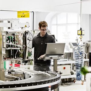 Der Servicemitarbeiter greift beim Kunden auf das Dashboard zu und wertet die Störungsmuster direkt aus. Nach Behebung der Störung wird der Fehlerbericht automatisch anonymisiert, in der Gerätehistorie hinterlegt und gegebenenfalls das Wartungsmuster angepasst.