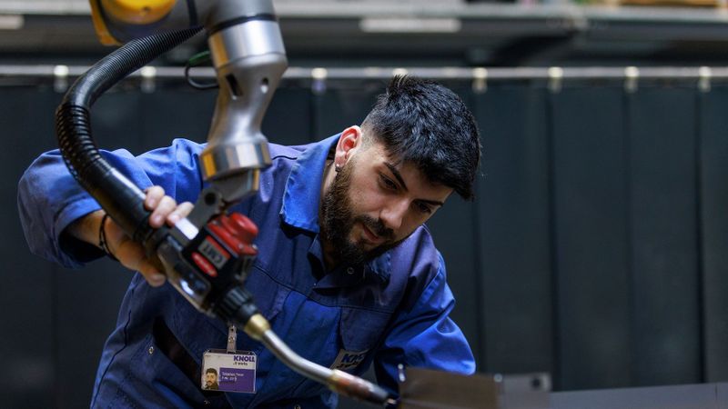 Cobots machen das Leben für Schweißprofis leichter –  und die Produktion für Unternehmen effizienter.   (Bild:  Fronius)