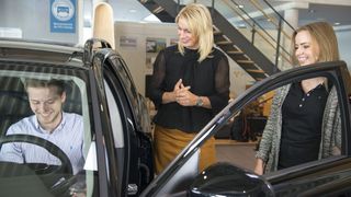 Was sind die Bedürfnisse der Kunden im Autohaus und wie steht es um den Absatz von Neuwagen? Dies sowie die Meinung der Kfz-Unternehmer zu weiteren Themen möchte der ZDK mit seiner aktuellen Bitzumfrage erfassen.  (Bild: Promotor)