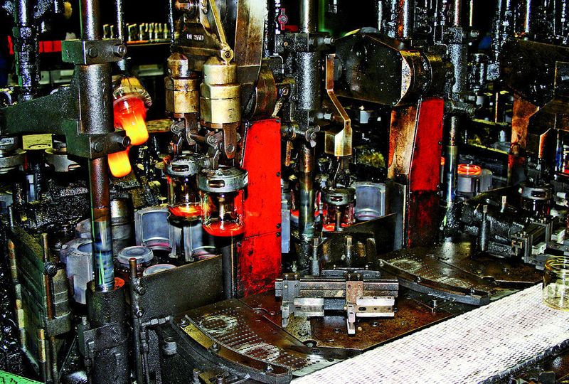 Bild 2: In IS-Maschinen sind einzelne Produktionseinheiten aneinandergereiht; unabhängig voneinander werden dort Glasbehälter im Blas-Blas- oder im Press-Blas-Verfahren produziert.  Bild: SEW-Eurodrive (Archiv: Vogel Business Media)