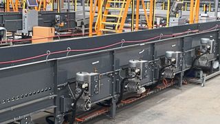 Mehr als 1000 Antriebe bewegen die Förderbänder in der modularen Anlage des Paketverteilzentrums von Toll IPEC. (BCS)