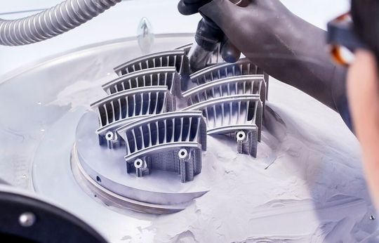 Die EMO Hannover 2023 präsentiert sich im September einmal mehr als Bühne, auf der die neuesten Trends der Produktionstechnik einen Auftritt haben werden. Dazu gehören etwa die Additive Fertigung, aber auch Cobots, moderne Prozessvernetzungen und Nachhaltigkeit. Die EMO Hannover 2023 präsentiert sich im September einmal mehr als Bühne, auf der die neuesten Trends der Produktionstechnik einen Auftritt haben werden. Dazu gehören etwa die Additive Fertigung, aber auch Cobots, moderne Prozessvernetzungen und Nachhaltigkeit.
