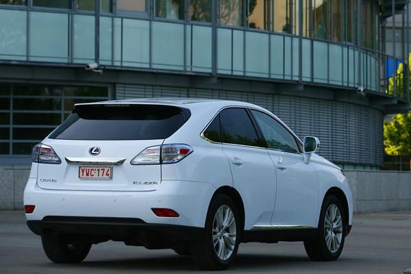 Der Heckscheibenwischer liegt unter dem Dachspoiler verborgen. Der zugunsten des Erscheinungsbilds an der Unterseite schwarz lackierte Spoiler senkt nicht nur den cW-Wert des RX 450h, sondern bildet zugleich die Aufnahme für die dritte Bremsleuchte und die Radioantenne. (Archiv: Vogel Business Media)