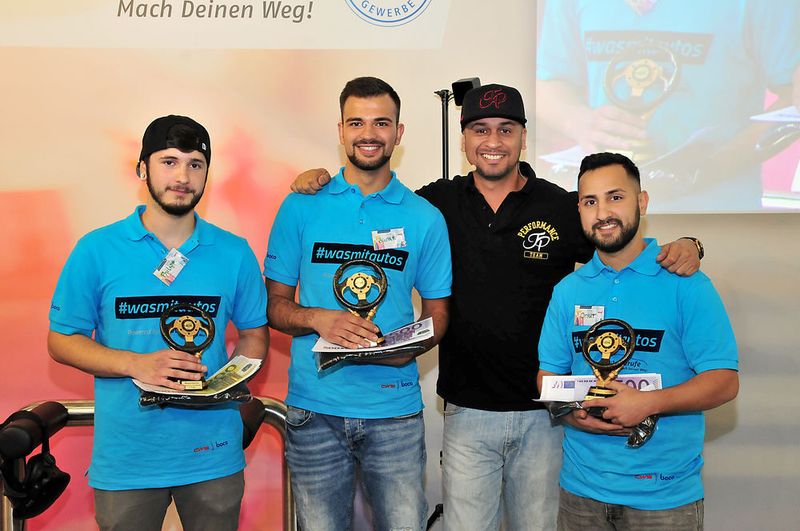 Alle drei Finalisten konnten sich über einen gelungenen Wettbewerb und Preisgeld freuen: (v. li.) Philipp Weber bekam für den dritten Platz 500 Euro, Burak Yildirim für den ersten Platz 1.500 Euro und Onur Karakus für den zweiten Platz 1.000 Euro. (Schmidt/»kfz-betrieb«)