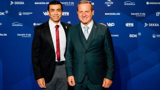 Vereinbarten eine Zusammenarbeit (v.l.): Ajay Bhatia, CEO von mobile.de und ZDK-Präsident Thomas Peckruhn. (Bild: Jule Halsinger)