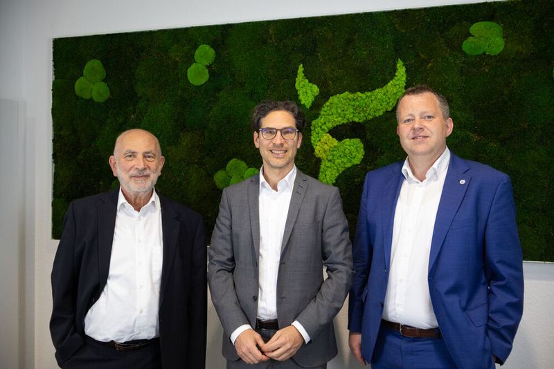 Generationswechsel bei Neumo: Wolf Ehrenberg (links) übergibt die Geschäftsführung an Dr. Marc Ehrenberg (Mitte); Matthias Dörr (rechts) ergänzt die Unternehmensleitung als weiterer Geschäftsführer. (Bild: Neumo)