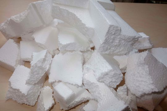 Wer das Wort Schaumstoff hört, der denkt zu allererst vielleicht an die eigene Matratze (Polyurethan) oder an das weiße Zeug da (Polystyrolschaum, oder landläufig Styropor). Hier wollen wir einen modernisierten Aufguss über das Schäumen von Kunststoffen bieten ...(Bild:  Schaum Master)