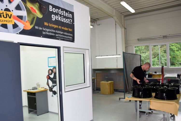 Wie die Rädereinlagerung bietet das Autohaus auch die Felgeninstandsetzung für Autofahrer mit Fremdfabrikaten an.  (Rubbel)