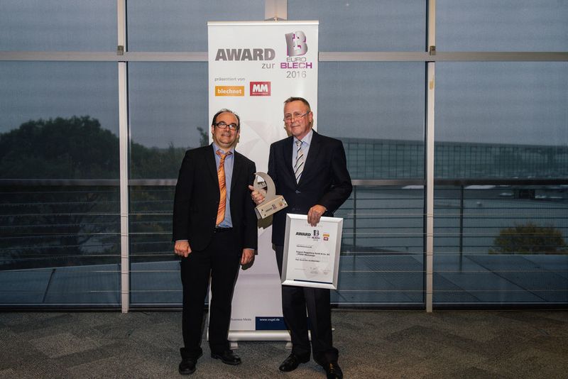 Stéphan Itasse überreichte den „Award zur Euroblech“ in der Kategorie Oberflächentechnik an Heinz-Wilhelm Hans von August Rüggeberg - Pferd-Werkzeuge. (Mario Wezel)