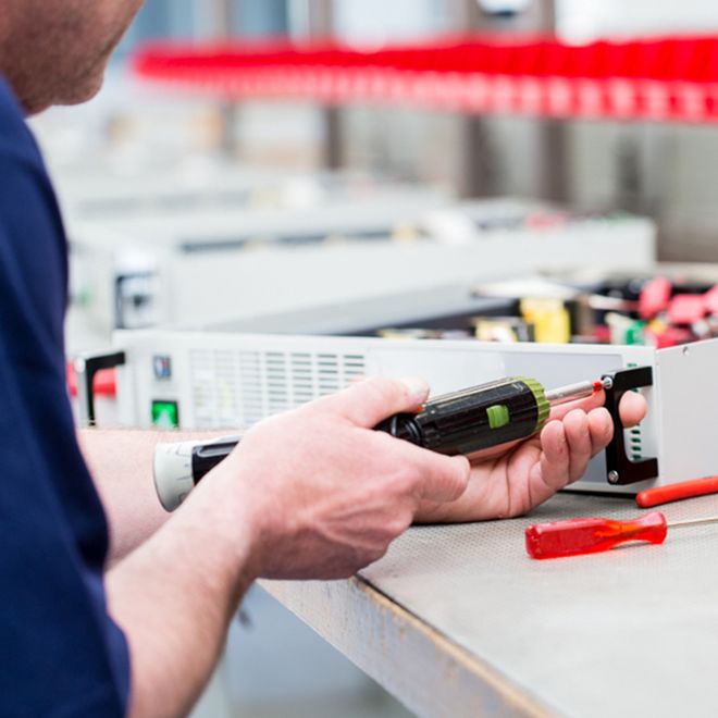 fertigung_geraetemontage_02.jpg (EA Elektro-Automatik GmbH & Co. KG)