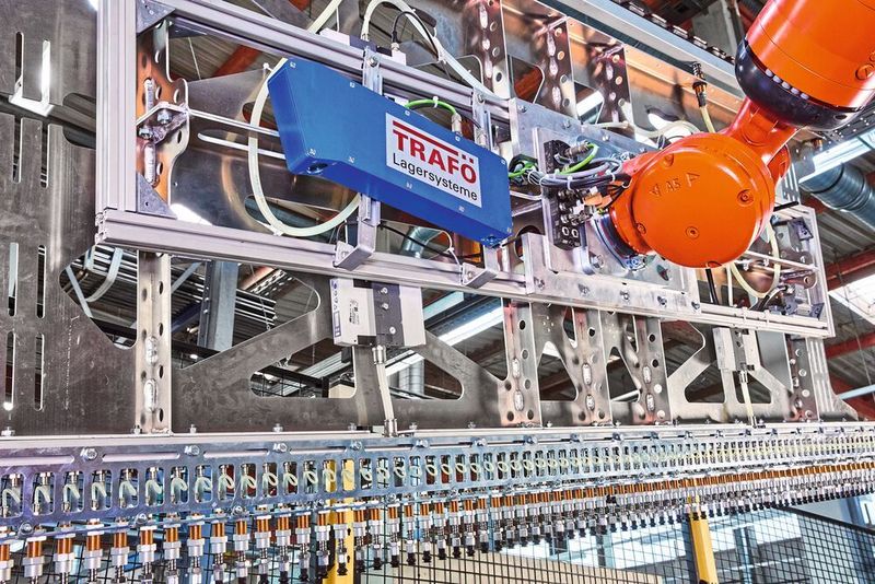 Das produktspezifische Vakuumwerkzeug nimmt die Rohre präzise auf. ( Fotoatelier Bernhard)