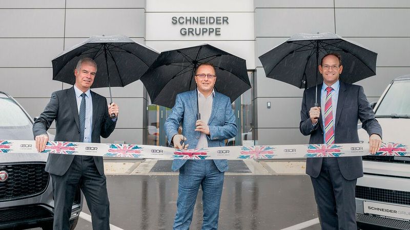 V.l.n.r: Rainer Ohlenhard, Direktor Händlernetzentwicklung, Marko Schneider, Inhaber der BOR Schneider Gruppe und Jan-Kas van der Stelt, Geschäftsführer Jaguar Land Rover Deutschland, haben das neue Jaguar-Land-Rover-Autohaus in Chemnitz eröffnet. (Bild: Jaguar Land Rover/BOR-Schneider-Gruppe)