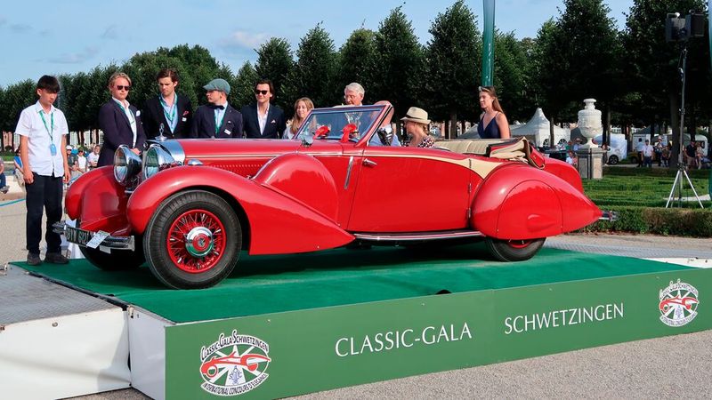 1935er Mercedes-Benz 500 K, rechtsgelenkt mit Karosserie von Windovers London, aus dem Bestand der Sammlung Steim in Schramberg. Hinter dem Fahrzeug die Junior-Juroren (v. l.) Adrian Leutiger, Laurenz Schramm, Tassilo Westpfahl, Kolja Wirth, Jonas Deisenroth und Henrietta Schramm. (Bild: Peter Diehl)