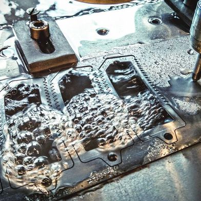 Grâce à des jets d'eau d'un diamètre de 0,2 mm, à des pressions élevées et à des abrasifs très fins, l'entreprise est en mesure de découper des matériaux extrêmement durs ou délicats sans les altérer. (Source : WatAJet / Mitutoyo)
