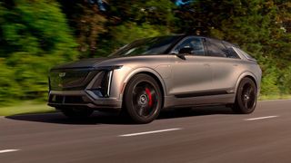 Cadillac bietet den Lyriq in den USA nun auch in einer dynamisierten V-Version an. (Bild: Cadillac)