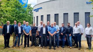 Runder Tisch in Wiesbaden (v. l.): Lothars Ahlers (Vorstand LV), Joachim Kuhn (Geschäftsführer LV), Michael Köhler (FSP), Thomas Klein (LV), Andreas Neumann (TÜV Thüringen), Florian Mai (KÜS), Ralf Remus (TÜV Süd Auto Partner), Hermann Jakobs (TÜV Rheinland), Axel Sprenger (GTÜ), Uwe Herrmann (TÜH Technische Prüfstelle), Alexander Peter (TÜV Rheinland), Markus Otremba (FSP), Sascha Dekepper (DEKRA), Florian Alm (TÜV Süd), Patrick Glaeser (TÜV Nord), Andreas David Lutz (LV) (Bild: Petra Hahner)