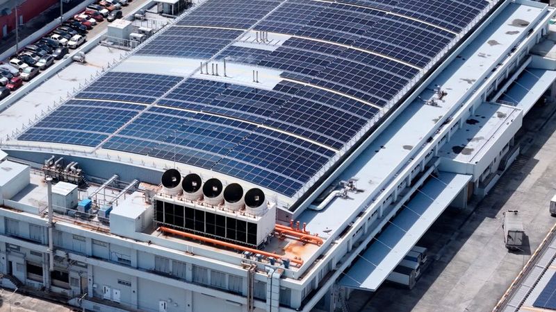 Der Trend geht zu mehr Eigenverantwortung der Rechenzentrumsbetreiber für die Stromversorgung und zu neuen Konzepten mit diversen Formen der Flüssigkühlung. Aus dem Bid zu sehen sind ein Rechenzentrumsdach, das mit PV-Anlagen bestückt sind, sowie unter anderem ein Kühlturm. (Bild: ©  kanpisut - stock.adobe.com)