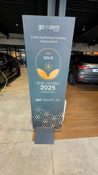 Großen Wert legt die AZF-Gruppe auch auf das Thema Nachhaltigkeit. AZF wirbt damit, dass es das erste nachhaltige Autohaus in Deutschland ist. Konkret wurde das VW-Autohaus vom Hersteller als erster Betrieb in Deutschland mit dem Go-to-zero-Gold-Status ausgezeichnet. AZF hat unter anderem 44 Ladepunkte auf seinem Gelände, ist beim Stromverbrauch CO2-neutral und erstellt eine eigene Klimabilanz. (Bild: Mauritz – VCG)