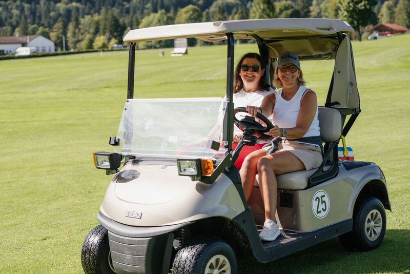 Lilli Kos und Stephanie Steen (beide ITB) versorgen die Golfer mit kühlen Getränken. (Bild: Manuel Emme)