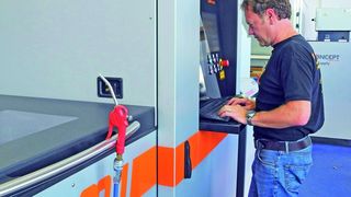 Die Lasercusing-Anlage vereinfacht die Fertigung geometrisch komplexer Werkzeugeinsätze mit konturnahen Kühlkanälen. Fertigungsflexibilität und Zeiteinsparung erleichtern Kundennähe und Termintreue. (Bild: Radig)