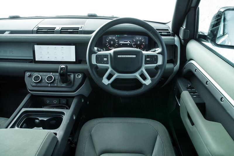 Der Innenraum überzeugt mit digitalen Instrumenten und großem Touchscreen. (Land Rover)