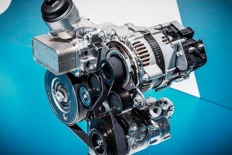 Der riemengetriebene Starter-Generator (RSG) sitzt vorn am neuen leistungsstarken Mercedes 2,0-l-Vierzylinder-Benziner mit 200 kW/272 PS. Der über den Riementrieb mit der Kurbelwelle verbundene 48-Volt-RSG leistet maximal 12,5 kW und verfügt über ein Startdrehmoment von 150 Nm. Er unterstützt beim Starten und Beschleunigen und gewährleistet die Rekuperation. (Daimler)