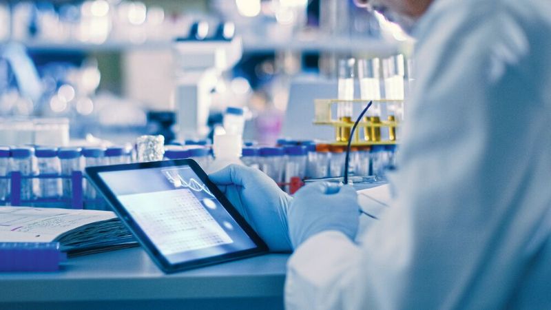Abb.2: Mithilfe des IoT können Laborgeräte, Prozesse und zentrale KPIs in Echtzeit überwacht werden. (Bild: Gorodenkoff Productions OU)
