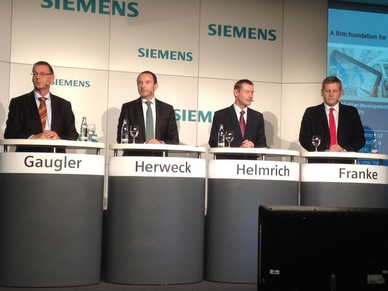 Günther Gaugler, company representative, Peter Herweck, CEO of Siemens' Process Industries and Drives Division, Klaus Helmrich, member of the board and Ralf-Michael Franke, CEO of the Siemens Factory Automation Business Unit at SPS IPC Drives, where Siemens exhibits integral portfolio for industrial electrification, automation and digitalization. (Picture: PROCESS)