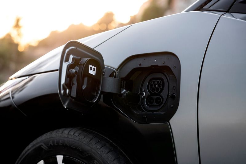 In der Basis hat der Stromspeicher 57,7 kWh und soll mit Frontantrieb und 18 Zoll-Rädern 440 Kilometer weit kommen. (Bild: Toyota)