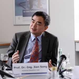 „Die Klemmenzahl im Schaltschrank sinkt. Doch insgesamt wird durch die Automatisierung die Zahl der Anschlüsse steigen - sie sind nur nach außerhalb verlagert.“ Prof. Dr. Jian Song vom Labor für Feinsystemtechnik der Hochschule Ostwestfalen-Lippe, Lemgo.